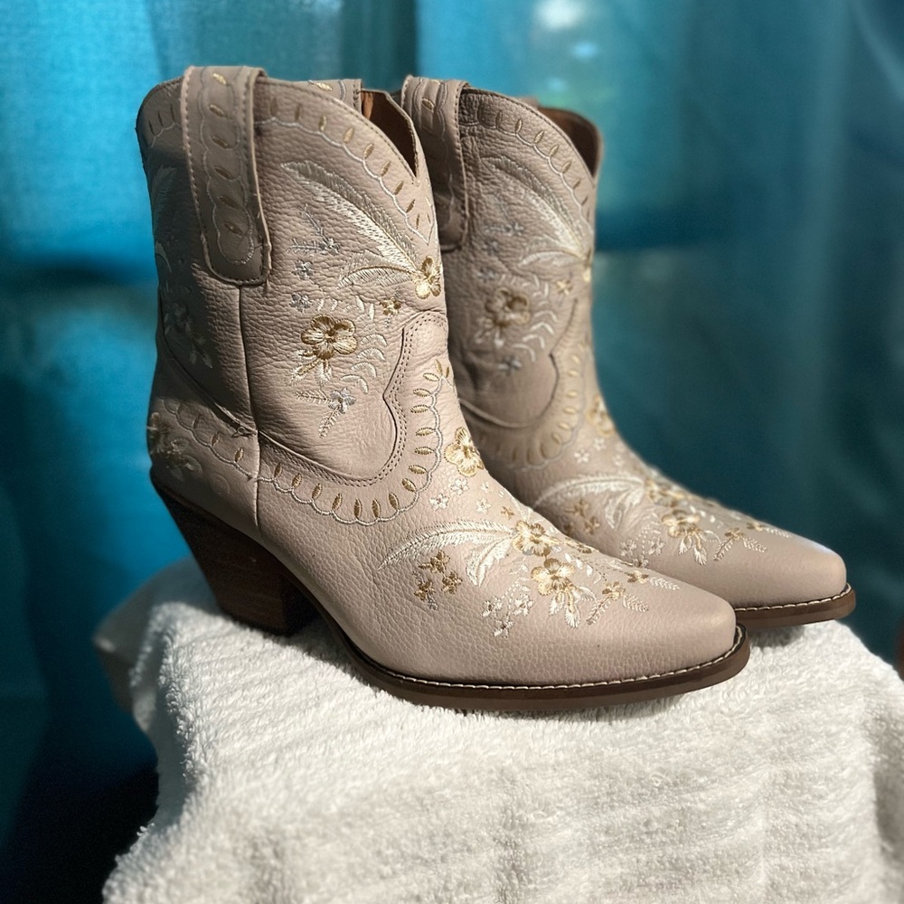 Dingo Beige Embroidered Heeled Boots